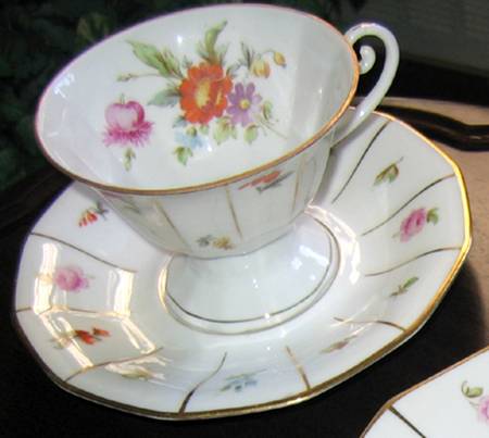 25622 Footed Cup & Saucer Set