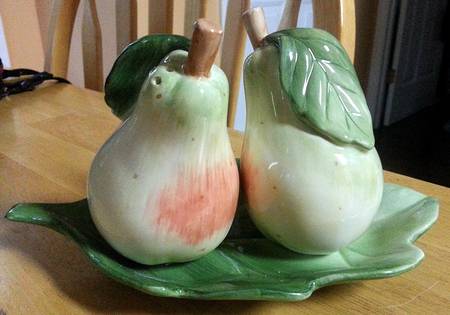 Sommer Hill Figural Salt and Pepper Tray Set