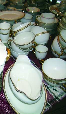FMB18 Gravy Boat with Attached Underplate