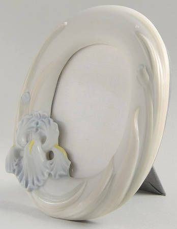 Iris Oval Frame-Holds 3" X 4"