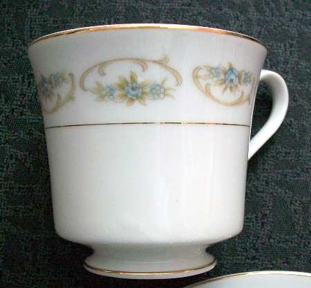 La Cameo Footed Cup