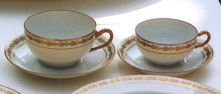 A LA PAIX Flat Cup & Saucer Set
