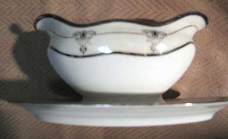 FPO11 Gravy Boat with Attached Underplate