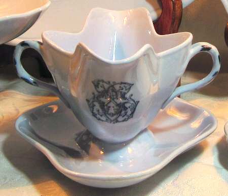 FAN97 Gravy Boat with Attached Underplate