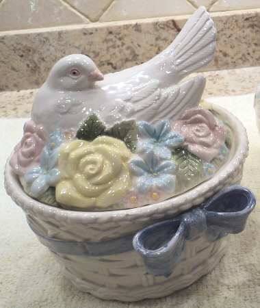 Doves Round Box & Lid