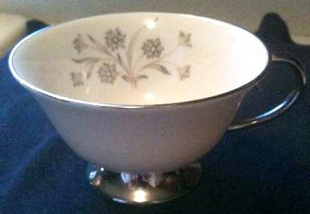 FL39 Footed Cup