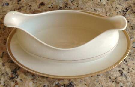 FN32 Gravy Boat with Attached Underplate
