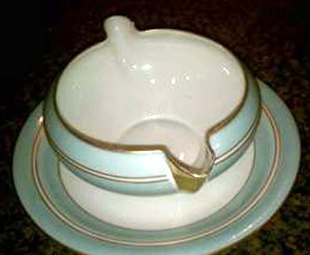 FAN107 Gravy Boat with Attached Underplate