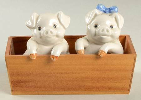 Pigs Salt & Pepper Set w/Wood Tray