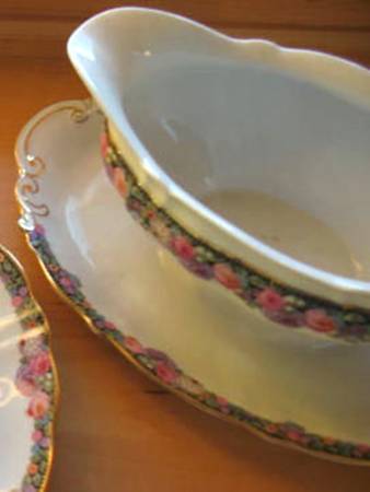 FUR114 Gravy Boat with Attached Underplate