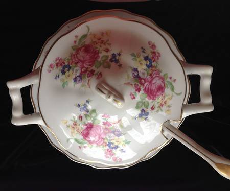 FAV91 Tureen & Lid w/Ladle