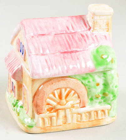 Village Green House Candlebox with Lid