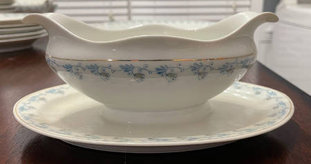FRA69 Gravy Boat with Attached Underplate