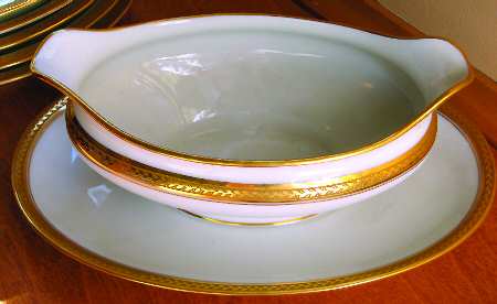 GDA27 Gravy Boat with Attached Underplate