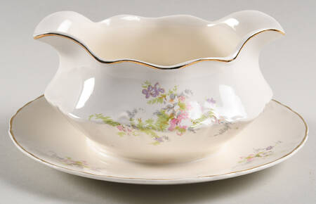 38910 Gravy Boat with Attached Underplate