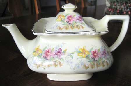 GEO76 Teapot & Lid
