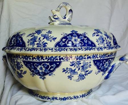 Delft Blue Round Covered Vegetable