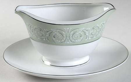 Cascade Gravy Boat with Attached Underplate