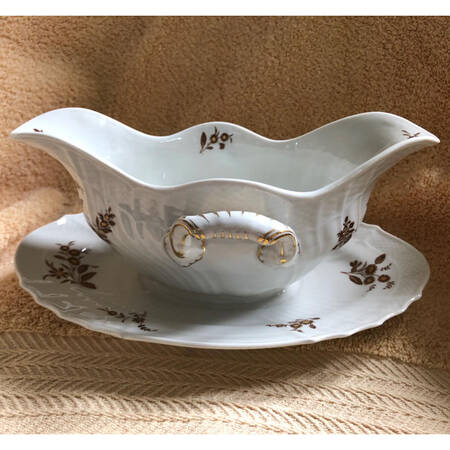 0828m Gravy Boat with Attached Underplate