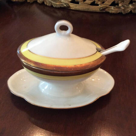 Palermo Yellow Mustard with Attached Underplate, Lid and Spoon