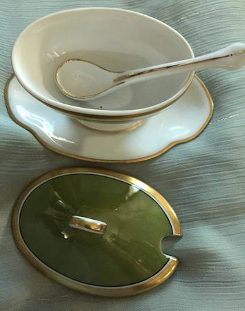 Visconte Green Mustard with Attached Underplate, Lid and Spoon