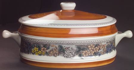 Burgund 3 Quart Oval Covered Casserole