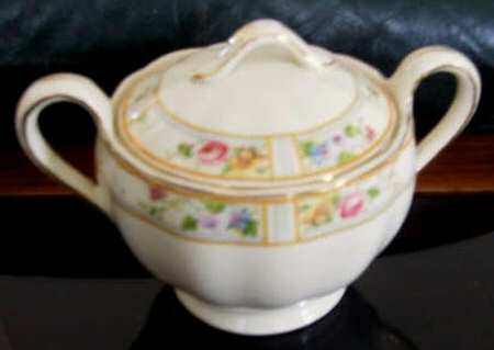 Carmona (Scalloped Edge) Sugar Bowl & Lid