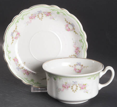 Louis Oversized Cup & Saucer Set