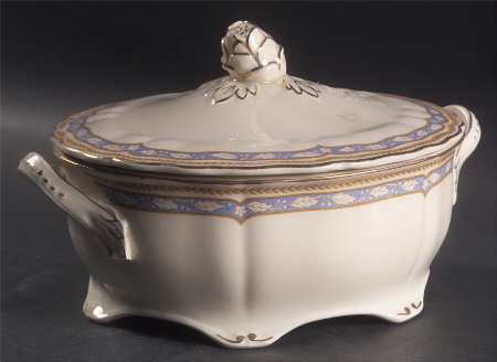 Monmouth (Scalloped Edge) Round Covered Vegetable