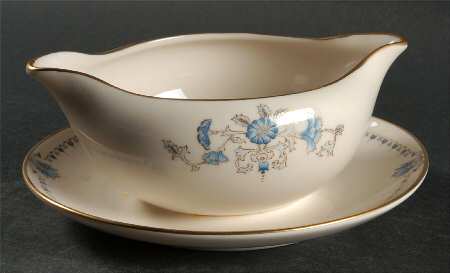 Ching Dynasty Gravy Boat with Attached Underplate