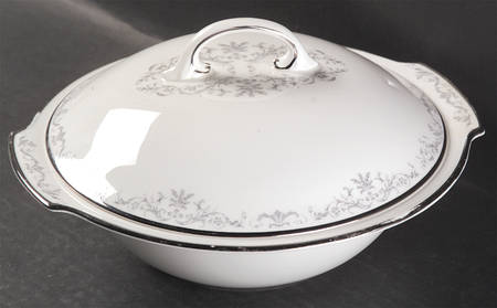 Della Regina Round Covered Vegetable