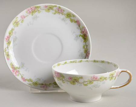 GUE22 Flat Cup & Saucer Set