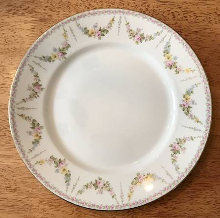 GUE35 (Gold Trim) Dinner Plate