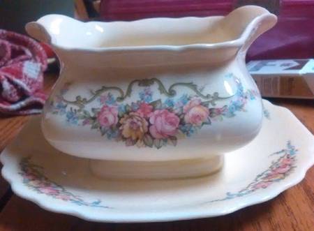 GEO174 Gravy Boat with Attached Underplate