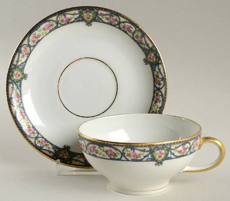 GUE211 Footed Cup & Saucer Set