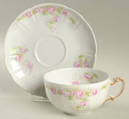 GUE222 Flat Cup & Saucer Set