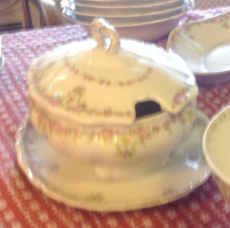 GUE293 Gravy Boat w/Attached Underplate & Lid
