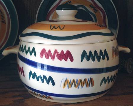 Zig Zag 2 Qt Round Covered Casserole