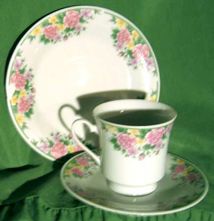 ALEXANDRIA Footed Cup & Saucer Set