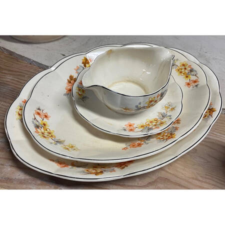 GEO332 Gravy Boat with Attached Underplate