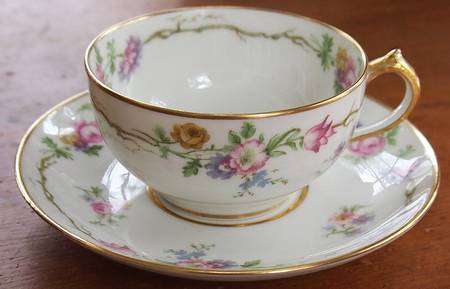 GDA229 Footed Cup & Saucer Set