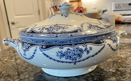 British Blue Round Covered Vegetable