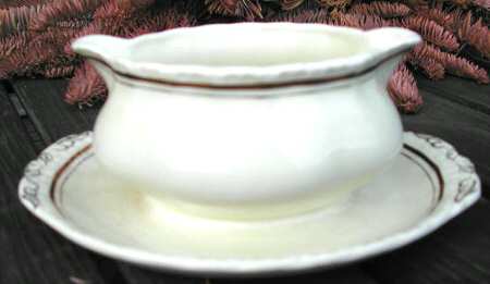4001 Gravy Boat with Attached Underplate