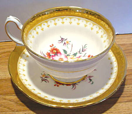 GRO37 Footed Cup & Saucer Set
