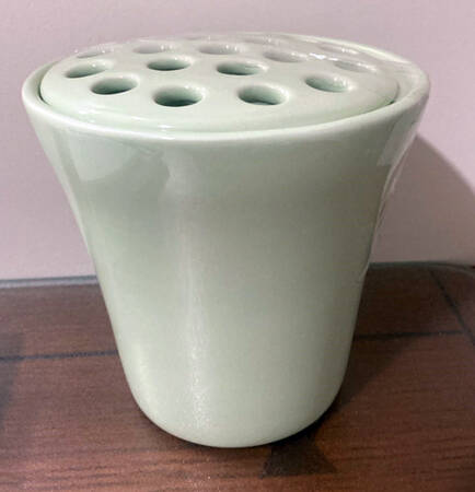 Hospitality Sage 5" Vase W/Grid/Frog