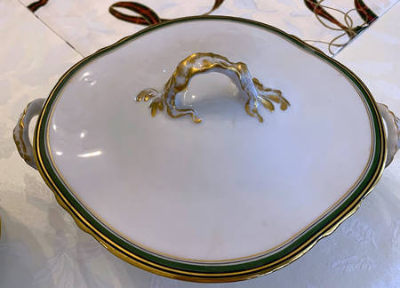 GUE597 Oval Covered Vegetable