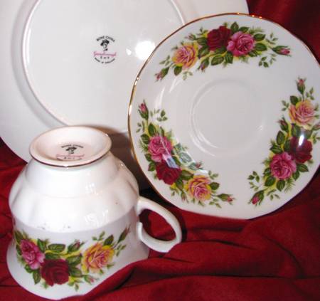 GAU7 Footed Cup & Saucer Set