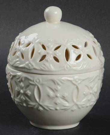 Regal Cream Round Box & Lid