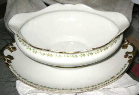 GUE639 Gravy Boat with Attached Underplate