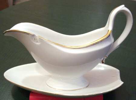 GIN263 Gravy Boat with Attached Underplate